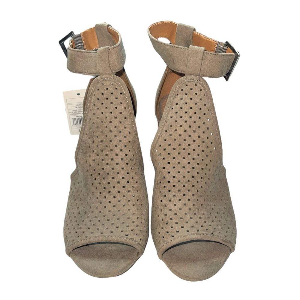 Universal Thread Women’s Perforated Block Heel Sandals | Size 8W